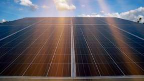 Eine Vielzahl von Forschungseinrichtungen zeigt in einer Studie auf, wie sich durch Terahertz- (TRTS) und Mikrowellen-Spektroskopie (TRMC) der potenziellen Wirkungsgrad der Solarzelle vorhergesagt werden kann.
