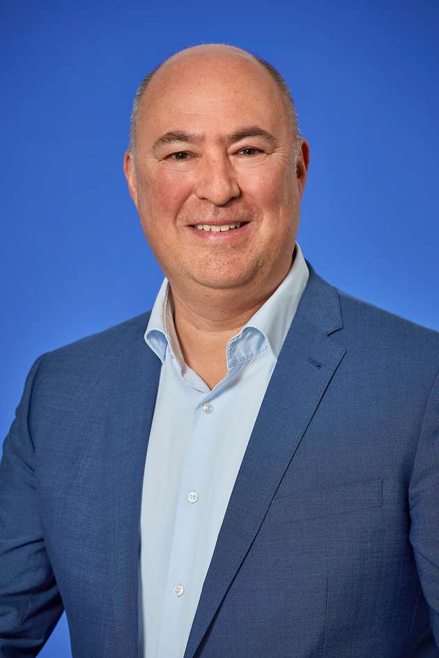 Wolfgang Dornfeld, Head of Business Development & Sales Business Line Life Science, Bilfinger Life Sciene: Neue Produktionstechnologien wie beispielsweise Single-Use oder Hybrid-Anlagen können Beschaffungszeiträume und Anlagenqualifizierungen maßgeblich verkürzen. Dabei sind standardisierte User Requirement Specifications (URS) in Zusammenarbeit von Lieferanten und Kunden essentiell. Ein modulares Design im Anlagen- und Komponentenbau sollte immer einer „One-Off“ Kundenanforderungen vorgezogen werden. Bilfinger kann zusätzlich die Time-to-Market verkürzen, da viele Leistungselemente aus einer Hand angeboten werden. Die Phasen von Concept- und Base-Design, Detailed Engineering, die Fertigung der Prozessanlage und deren Inbetriebnahme und Qualifizierung, die integrierte Automatisierung sowie eine Asset-Management-Digitalisierung werden gemäß einem Design-Build-Run-Ansatz integrativ umgesetzt.