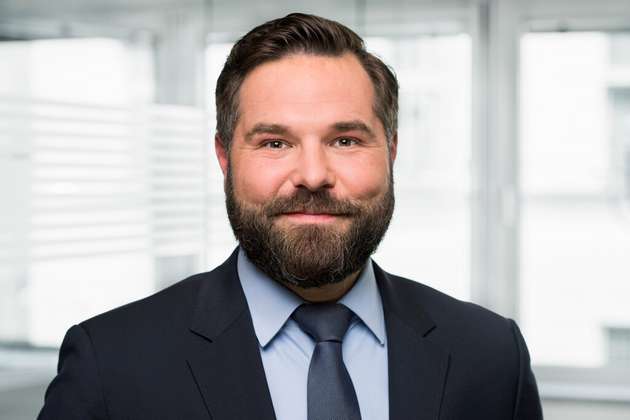 Dr. Claus Michelsen, Geschäftsführer Abteilung Wirtschaftspolitik, vfa: Der Durchbruch bei den Covid-19-Impfstoffen hat gezeigt: Wenn alle Beteiligten von der Notwendigkeit eines Produkts wie den Impfstoffen überzeugt sind, ist eine schnelle Markteinführung möglich. Doch der Impfstofferfolg ist nicht die Regel. Komplizierte und massiv unterschiedliche Verfahren der Aufsichtsbehörden sind für Deutschland ein Standortnachteil. Einfache und bundesweit einheitliche Datenschutzregeln, Ethikvoten sowie Vorgaben für Vertragseckpunkte für Forschungsvorhaben sind notwendig, damit klinische Forschung in Deutschland schneller und effizienter erfolgen kann. Die Zulassungsbehörden sollten mehr Ressourcen erhalten, um Studiengenehmigungen und Zulassungsverfahren beschleunigen zu können. So machen wir Innovationen schneller verfügbar.