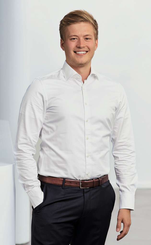 Laurids Wetzel, Branchenmanagement Prozessindustrie, Beckhoff Automation: Schwankungen in den Absatzmärkten, vor allem geprägt durch disruptive und anhaltende Krisen der letzten Jahre, sind heutzutage leider kein vorübergehendes Phänomen mehr. Als ein großer Unsicherheitsfaktor der Forecast-Planung haben sie maßgebliche Auswirkungen auf die Anlagenplanung, die als Resultat so flexibel wie möglich gehalten werden muss. Für diese mit Wiederverwendbarkeit und einer möglichst kurzen Time-to-Market einhergehenden Flexibilität gibt es, neben den physikalischen Anforderungen, in der Automatisierungstechnik vor allem einen zentralen Aspekt: einheitliche Schnittstellen. Diese beziehen sich sowohl auf das Kommunikationsprotokoll als auch die Objekt- und Funktionsschnittstellen und sind der effektivste Weg, hersteller- und anlagenunabhängig zu agieren.