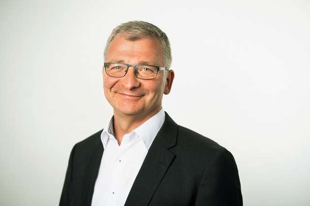 Axel Haller, Globla Segment Manager Chemical & Pharma, ABB Process Automation Energy Industries: Flexible Automatisierungslösungen wie die modulare Automation sind sicherlich der Schlüssel für eine kurze Time-to-Market. Nicht nur in der Pharmaindustrie fordern maßgeschneiderte Medikamente oder Multiproduktanlagen mit kleinen Chargengrößen neue Konzepte. Auch Branchen wie die Feinchemie mit volatilen Märkten profitieren von modularen Konzepten, die für eine verkürzte Time-to-Market sorgen, die Flexibilität erhöhen und die Effizienz verbessern. Damit sich Module einfach und schnell kombinieren lassen, braucht es standardisierte Schnittstellen. Das Module Type Package (MTP) übernimmt diese Aufgabe für die Automation. So können einzelne Module und Package Units einfach hinzugefügt, angeordnet und an die Produktionsanforderungen angepasst werden. Unser Leitsystem 800xA ist mit dem MTP-Standard kompatibel und übernimmt die Orchestrierung der Module.