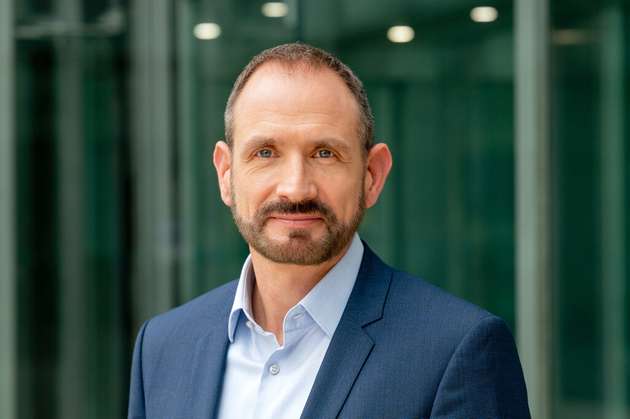 Dr. Pablo Serrano, Geschäftsfeldleiter Innovation und Forschung/Biotechnologie, BPI: Die erfolgreiche und rasche Entwicklung der Covid-19-Impfstoffe war nur möglich, weil Wissenschaft, Behörden und Politik gemeinsam mit der pharmazeutischen Industrie einem klar definierten Ziel folgten. Das zeigt, dass der gemeinsame Wille, einen hohen gesellschaftlichen Bedarf zu decken – im Falle von Pharma-Innovationen die Verbesserung der Gesundheitsversorgung – die Time-to-Market-Horizonte verkürzen vermag. Den Worten der Politik, die pharmazeutische Industrie sei wichtig für den Standort Deutschland, müssen Taten folgen. Die aktuelle Wirtschaftspolitik belegt unsere gesellschaftlich hochrelevante Branche mit Dauerrestriktionen und verhindert aktiv den schnellen Zugang der Bevölkerung zu wichtigen Gesundheitsgütern.