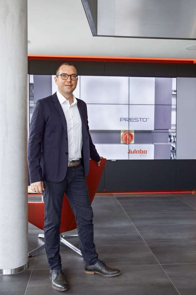 Mark Bitterwolf, Geschäftsleiter Marketing & Vertrieb, Julabo: Aus meiner Sicht kommt es, gerade bei neuen Herausforderungen und sich rapide ändernden Umfeldbedingungen auf Marktseite, vor allem darauf an, dass Kunden und Lieferanten partnerschaftlich und auf Augenhöhe miteinander zusammenarbeiten. Wenn Anforderungen und Bedürfnisse auf beiden Seiten klar bekannt und kommuniziert sind und Projektfortschritte offen und permanent abgeglichen werden, sorgt das nahezu immer für die besten Lösungen. Genau aus diesem Grund bauen wir aktuell unseren Geschäftsbereich für individualisierte Sonderlösungen im Bereich Temperiertechnik weiter aus. Unser internes Team ist genau dafür aufgestellt, dass wir unseren weltweiten Kunden sehr zielorientiert, partnerschaftlich und schnell bei ihren Projekten helfen können.