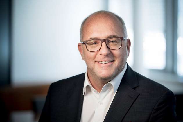 Alexander Asbäck, COO, VTU Group: Produzierende Unternehmen legen vermehrt den Fokus auf ihr Kerngeschäft, die Produktion, und holen sich Unterstützung von einem One-Stop-Shop-Partner für alle Aspekte der Anlagen-Life-Cycle-Planung. Eine solche strategische Allianzpartnerschaft ohne Lieferinteresse kann deutlich zur Verkürzung der Time-to-Market beitragen. Bereits zu Beginn wird die Vorbereitung der Investitionsentscheidung beschleunigt, ebenso die Umsetzung eines Anlagenbauprojekts wie auch das Ramp-up der Produktionsorganisation – unter anderem eine Phase, die im Bereich Life Sciences entscheidend ist. In allen Phasen bedeutet die Digitalisierung der Arbeitsprozesse und der Arbeitsergebnisse einen Schlüssel zum Erfolg. Dies bedeutet im Detail:
 In der begleitenden Strategy Execution werden alle wirtschaftlichen Einflussfaktoren entsprechend fundiert bewertet und tragen zur Minimierung des Nachjustierungsbedarfs und zu schnelleren Entscheidungsfindungen bei.
 In der begleitenden Strategy Execution werden alle wirtschaftlichen Einflussfaktoren entsprechend fundiert bewertet und tragen zur Minimierung des Nachjustierungsbedarfs und zu schnelleren Entscheidungsfindungen bei.
Im Rahmen der Process Excellence werden Produktionsanforderungen in ein multifunktionales und modulares Anlagenkonzept transferiert, um Inbetriebnahme- und Startup-Phasen zu reduzieren. Ein EPCMv-Partner mit gesamtheitlicher Umsetzungskompetenz koordiniert mittels IPD-Ansatz (Integrated Project Delivery) Anlagenlieferanten, wodurch die Errichtungszeiten deutlich reduziert werden.
Operational Excellence Strategien kommen bereits in der Umsetzungsphase des Anlagenbauprojekts durch projekterfahrene Teams zu Anwendung. Der Betreiber übernimmt schließlich ein durch ihn mitgestaltetes integriertes und qualifiziertes Produktionssystem, wodurch zudem die Zeit zur Aufnahme der Vollproduktion reduziert wird.