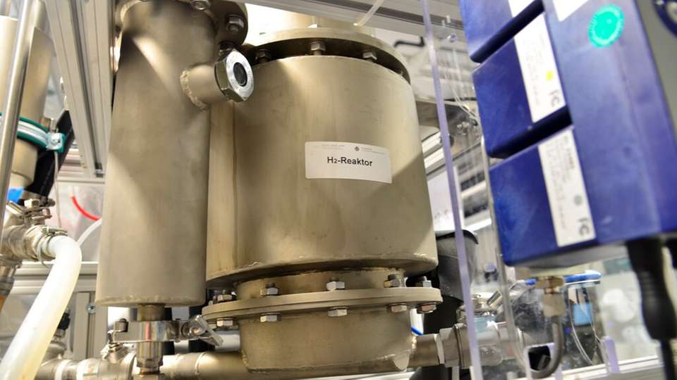 Ein Reaktor der Versuchsanlage fermentiert Industrieabwässer unter Abwesenheit von Sauerstoff und Licht zu Wasserstoff.