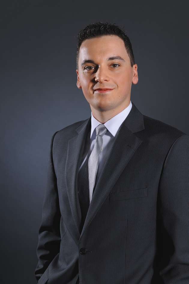 Heiko Kurtz, Sales Manager Pharma & Biotech, Bürkert Fluid Control Systems: Durch Standardisierung kann die Time-to-Market der Produzenten durch die Lieferanten von Anlagen verkürzt werden. Dabei ist die Standardisierung von Anlagenteilen (Modulen) ebenso wichtig, wie die der Subsysteme und Komponenten. Durch Geräte- und Kommunikationsstandards lassen sich vor dem Anlagenbau Engineering-Zeiten deutlich verkürzen. Ist die Anlage gebaut, fallen weniger Fehler und Kompatibilitätsprobleme zwischen Anlagenteilen und Komponenten an – somit verkürzen sich Inbetriebnahme-Zeiten. Durch intelligente und standardisierte Geräteschnittstellen liefert Bürkert den ersten Baustein zu Planungs-, Umsetzungs- und Inbetriebnahme-Optimierungen. Am Beispiel unserer Ventilinseln lässt sich dies verdeutlichen: Durch eine 100-prozentige Integration in die Siemens-Prozessautomatisierungslandschaft schaffen wir Sicherheit und Vertrauen bei unseren Kunden im Engineering, Anlagenbau und beim Endkunden.