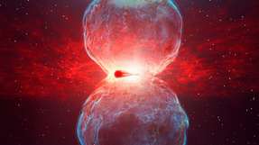 Künstlerische Darstellung des Systems von Weißem Zwerg und Rotem Riesen nach einer Nova-Explosion: Sternmaterial wird in Form eines Stundenglases von der Oberfläche des Weißen Zwergs (Bildmitte) geschleudert; in der Schockwellenfront Teilchen beschleunigt.
