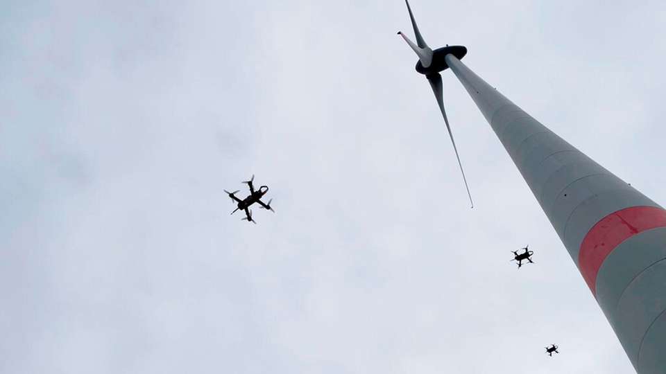Drohnenschwarm misst Strömungsphänomene an Windanlagen