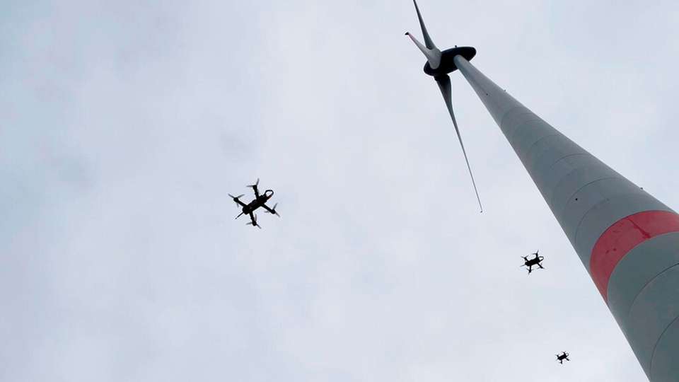 Im Projekt ESTABLIS-UAS geht es um die komplexen Strömungen in der atmosphärischen Grenzschicht. Um die Strömungen zu vermessen, steigt ein Drohnenschwarm auf. Die Ergebnisse können Windkraftanlagen effektiver machen.