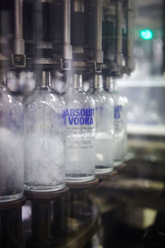 The Absolut Company strebt eine vollautomatisierte Produktion an. Die Flaschen werden das erste Mal von Menschenhand berührt, wenn sie ins Regal gestellt werden.