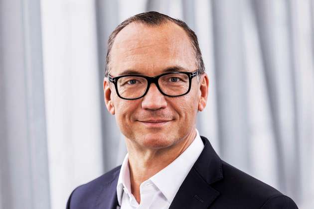 Christian Sallach, Chief Marketing Officer/Chief Digital Officer (CMO/CDO), Wago: Wir freuen uns, dass die Hannover Messe mit den Schwerpunktthemen Digitalisierung und Nachhaltigkeit dieses Jahr zwei große Trends des digitalen Wandels aufgreift. Diese sind auch bei Wago wesentlich verankert – sowohl in unserem geschäftlichen Tun als auch in unseren Produkten, Lösungen und unseren Mitarbeitern. Die zunehmende Digitalisierung und der schonende Umgang mit Ressourcen und Energien schlägt sich in allen unseren Handlungsfeldern nieder – um klare Impulse für eine effiziente und innovative Produktion sowie für den Klimaschutz zu setzen.