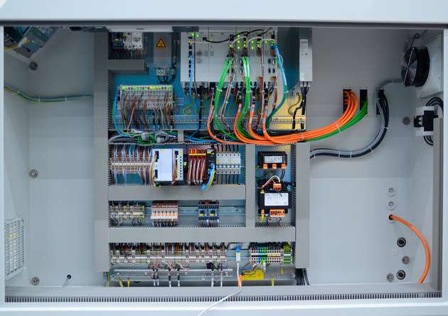 Durch die optimierten Baugrößen der Keba Drives und dem Mehrachssystem an einer Versorgungseinheit, ist es gelungen die Schaltschrankgröße massiv zu reduzieren und Verdrahtungsaufwand zu minimieren. Daetwyler Graphics spart sich so Arbeitszeit und Kosten ein.