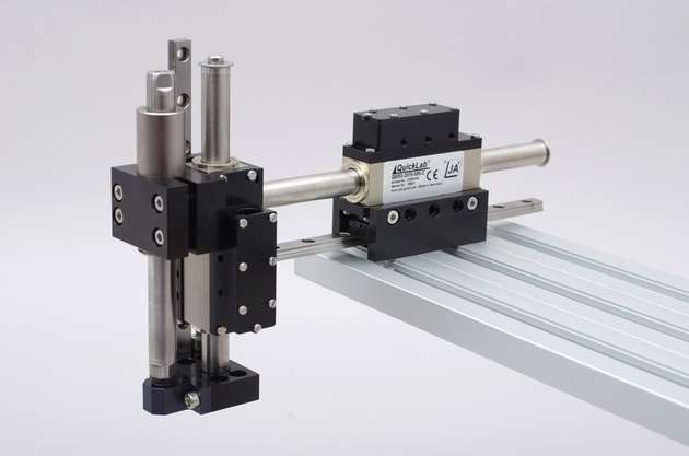 Die Achsen und Module sind individuell miteinander kombinierbar, für die Montage gibt es passende Adapterplatten.