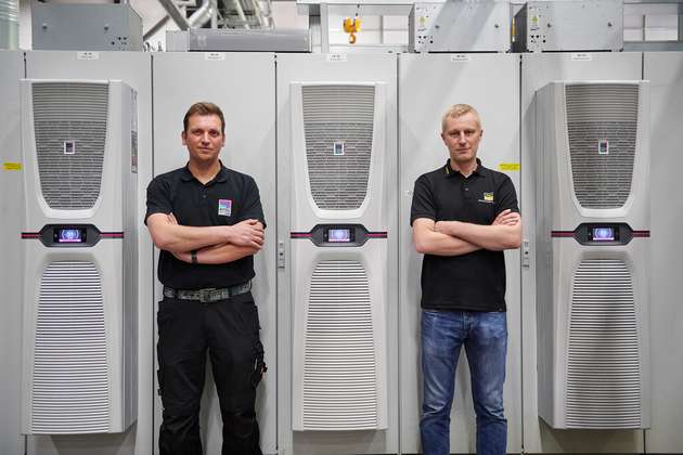 Nur 22 Tage hat die Umrüstung der 138 Kühlgeräte gedauert, eine Teamleistung von Rittal und Viega: Jan Reifschläger (links), Rittal Service, und Thomas Schild, Viega