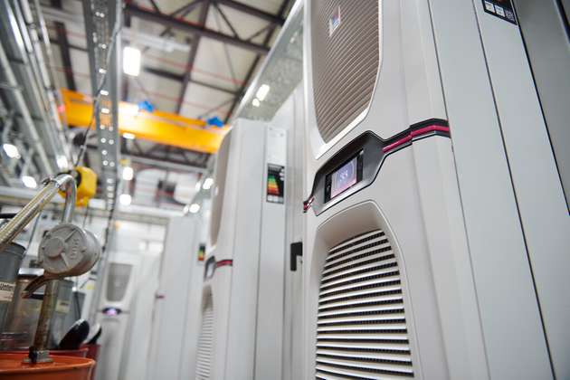 Neuester Stand der Technik: Als Innovations- und Technologieführer in der Branche setzt Viega bei der Schaltschrank-Klimatisierung bei allen Maschinen auf Blue-e+-Kühlgeräte von Rittal.

