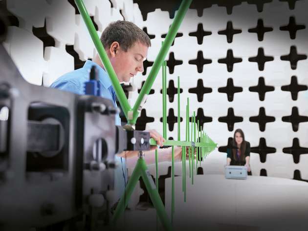 Entwickler überprüfen die Reichweite der Module im Prüfraum.