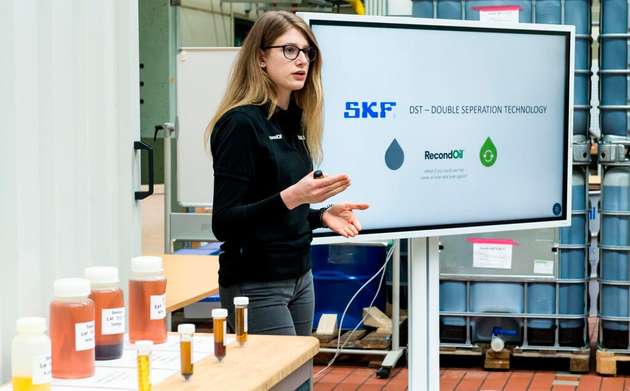 SKF-Chemielaborantin Jana Wörtmann „betreibt“ die Anlage.