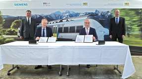 V.l.n.r.: Christian Bernreiter (Staatsminister für Wohnen, Bau und Verkehr), Albrecht Neumann (CEO Rolling Stock, Siemens Mobility), Arnulf Schuchmann (Geschäftsführer Bayerische Regiobahn), Hubert Aiwanger (Staatsminister für Wirtschaft, Landesentwicklung und Energie)