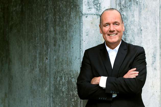 Frank Stührenberg, Vorsitzender der Geschäftsführung, Phoenix Contact: Der Auftritt von Phoenix Contact auf der Hannover Messe 2022 fokussiert sich komplett auf die Themen Elektrifizierung, Vernetzung und Automatisierung für eine nachhaltige Entwicklung der Welt. Die großen globalen Herausforderungen Klimawandel und Entwicklungsungleichheit fordern insbesondere von führenden Playern am Technologiestandort Deutschland, dass Nachhaltigkeit in das Zentrum ihrer Geschäftsmodelle rückt. Wir haben das getan und unser Produkt-, Lösungs- und Dienstleistungsangebot auf das Zukunftsbild der All Electric Society ausgerichtet. Auf seinem Messestand in Halle 9 zeigt Phoenix Contact, wie wir unsere Kunden dazu befähigen können, wirtschaftlich erfolgreich zu einer digitalisierten, klimaneutralen und nachhaltigen Zukunft beizutragen. Das ist unsere Vision und zugleich unser Beitrag für eine lebenswerte Welt.