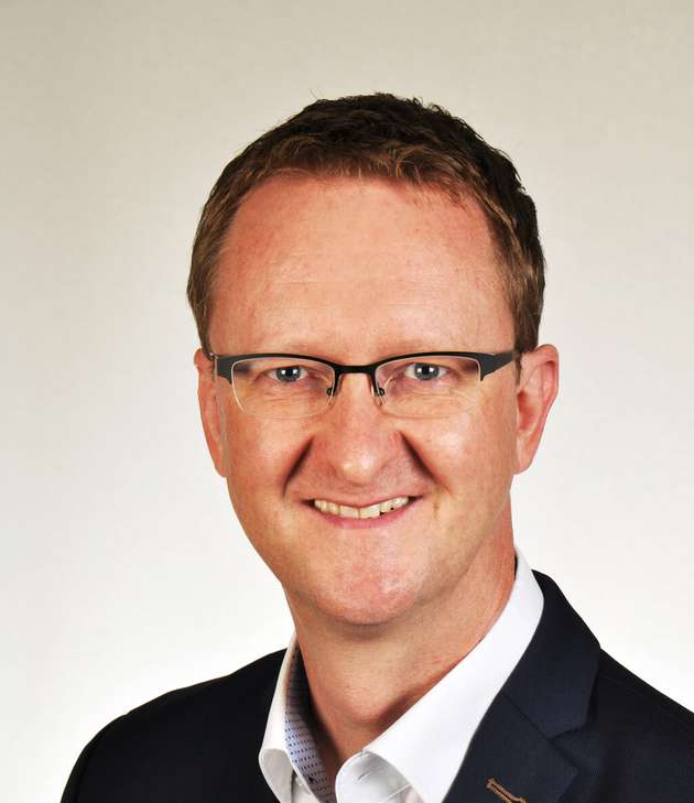 Matthias Eick, Global Segment Manager Automation + Drives, Helukabel: Kabel und Leitungen können einen wichtigen Beitrag zu nachhaltiger Wertschöpfung leisten. In der Antriebstechnik etwa nimmt der Trend zu Ein-Kabel-Lösungen seit Jahren zu. Dabei werden entweder mehrere Leitungen in einer Hy­bridleitung zusammengefasst oder komplette dezentralisierte Anlagen mit ähnlichen Technologien konzipiert. Unsere Hybridleitungen der Serie Topserv unterstützen alle bekannten digitalen Schnittstellen wie Hyperface DSL, EnDat, EtherCAT etc. Das gilt für PVC- wie auch für PUR-Varianten. Durch Einsatz dieser Leitungen werden weniger Ressourcen bei der Fertigung benötigt, es können kleinere Schleppketten oder Schaltschränke eingesetzt werden, und es entsteht weniger Aufwand beim Ein- und Ausbau in Anlagen sowie für Wartung und Reparaturen.