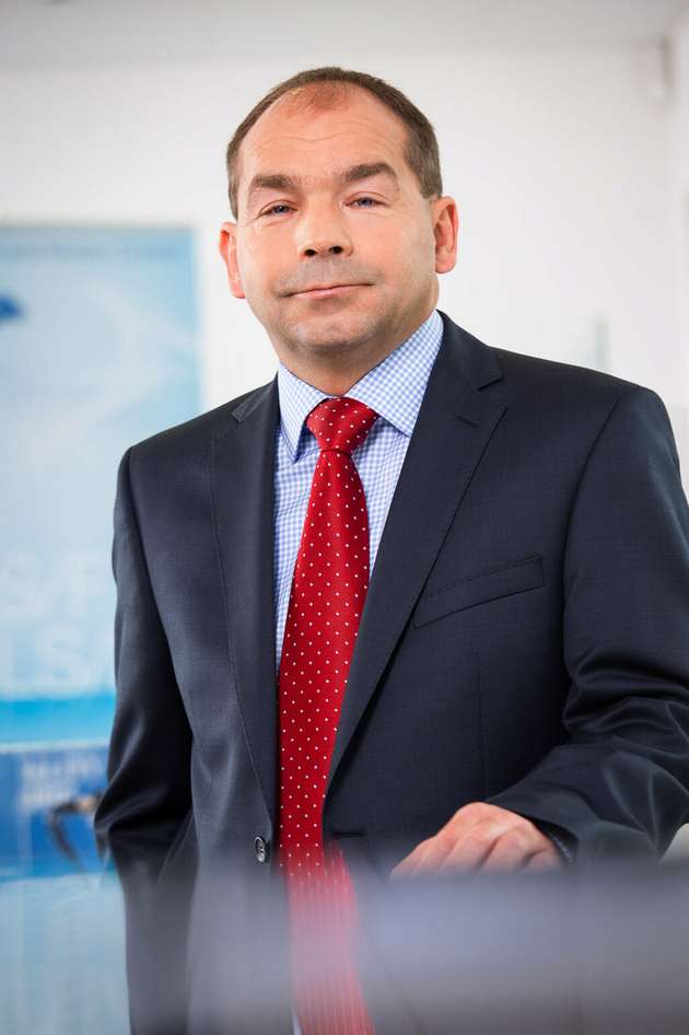 Armin Schlenk, Director Marketing and Business Development Europe und Prokurist,Yaskawa Europe: Ob die neue Steuerungsplattform, aktuelle Cobots, das Robotics Plug & Play EcoSystem oder Lösungen für mehr Energieeffizienz in der Antriebstechnik: Unter dem Markenclaim „Shaping the future. Sustainably. Together.“ deckt Yaskawa auf der Hannover Messe nicht nur die Zukunft einer konsequent nachhaltigen Automatisierung in ihrer ganzen thematischen Breite ab. Wir stellen auch anhand aktueller Projekte und Lösungen vor, was Nachhaltigkeit konkret in der Automatisierungspraxis bedeutet: zum Beispiel im Marinebereich mit elektrischen Antriebslösungen auf der Grundlage von Permanentmagnetmaschinen und -generatoren oder die Ausstattung von Rolltreppen­antrieben in Flughäfen und in Städten mit rückspeisefähigen Matrix-Konvertern. Und auch kürzere Transportwege stehen für mehr Nachhaltigkeit. Das illustriert zum Beispiel der neue Handlingroboter Motoman GP20 mit schlanker Handachse aus unserem europäischen Roboterwerk in Kočevje.