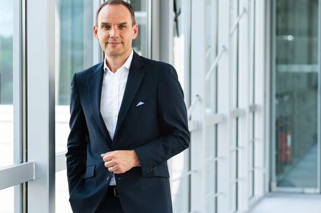 Ralf Bühler, CEO, Conrad Electronic: Distributoren mit ausreichend Lagerbestand können in diesen von Hersteller-Lieferengpässen geprägten Zeiten punkten. Dazu kommt die Möglichkeit, Rahmenverträge mit Laufzeiten zu vereinbaren, um bedarfsgerecht beliefert zu werden. Anbieter müssen aber auch digital überzeugen: Auf der Conrad Sourcing Platform mit mehr als sieben Millionen Produktangeboten können die Lagerbestände und Preise sowohl des Conrad Sortiments als auch der über 400 angebundenen Marktplatz-Anbieter sofort online eingesehen werden. Sollte der gewünschte Artikel nicht verfügbar sein, bieten wir zu vielen Produkten proaktiv Alternativen an oder es wird das Team unseres Beschaffungsservices aktiv. Zeit und Kosten zu sparen, ist das Gebot der Stunde. Insofern sehen wir insbesondere bei unseren einfach und schnell zu integrierenden E-Procurement-Lösungen aktuell eine große Nachfrage.