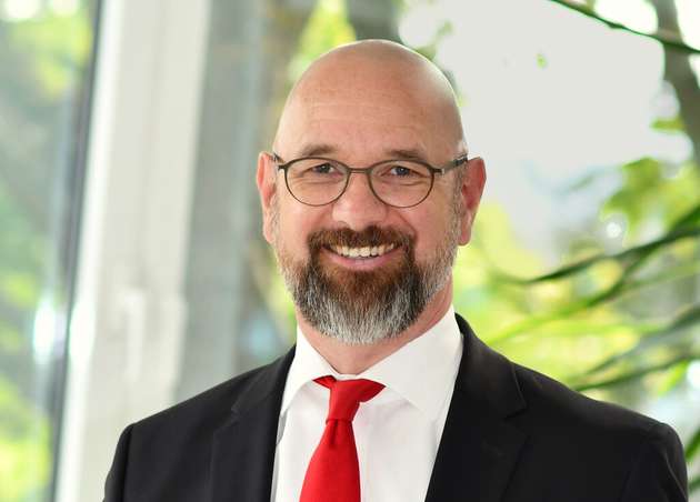 Thomas Gerhardt, Managing Director, Glyn: Die Distribution ist eindeutig ein Helfer und Günstigmacher! Sie bietet wertvolle Dienstleistungen wie Lager, Logistik, FAEs, Vertrieb für Hersteller und Beratung für Kunden. In erster Linie erhöht sie jedoch die Effizienz des Gesamtsystems durch Bündelung von Tätigkeiten für Viele und reduziert damit die Kosten. Hochspezialisierte Logistik-Experten sind damit beschäftigt, die Lieferketten am Laufen zu halten. In der bisher schlimmsten Allokation sind Kunden mit Logistiksystem über die Distribution deutlich besser gefahren. Mit Distributor an der Seite kann ein Kunde definitiv mehr erreichen als alleine. Im erwachsenen Elektronikmarkt sind Optimierungen, Investitionssicherung und Wettbewerbs­fähigkeit die zentralen Anforderungen. Jedes Jahr muss die Effizienzschraube ein wenig weiter gedreht werden. Und die Distributoren sind dafür ein entscheidender Faktor.