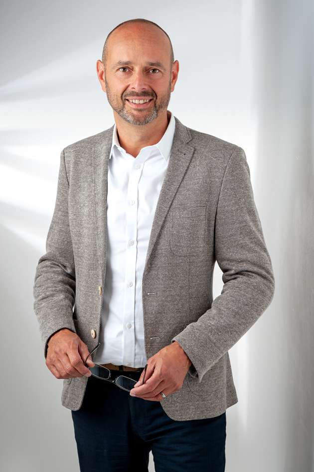 Martin Dibold, Geschäftsführer, Hy-Line Computer Components: Unsere Kunden stehen immer öfter vor der Herausforderung, ein kompatibles Display zu finden, weil Original-Bauteile nicht mehr verfügbar sind. Besonders Single Source-Komponenten wie Displayzelle und Single-Chip-Controller sind betroffen. Für einige Kunden konnten wir durch geschickte Anpassung einer TFT-Zelle und der Auswahl eines ähnlichen Controllers den kundenseitigen Aufwand auf die Modifikation der Software reduzieren. Das neue Modul nimmt den Platz des alten ein – in Form-Fit-Function. Anders war es beim Nachbau eines TFT-Moduls: Zwar gibt es kompatible Panels, jedoch müssen wir die optischen Parameter bewerten, damit im Side-by-Side-Vergleich kein Unterschied zu sehen ist. Mit einem guten Lieferantennetzwerk und fundiertem Display-Know-How sind solche Aufgaben lösbar.