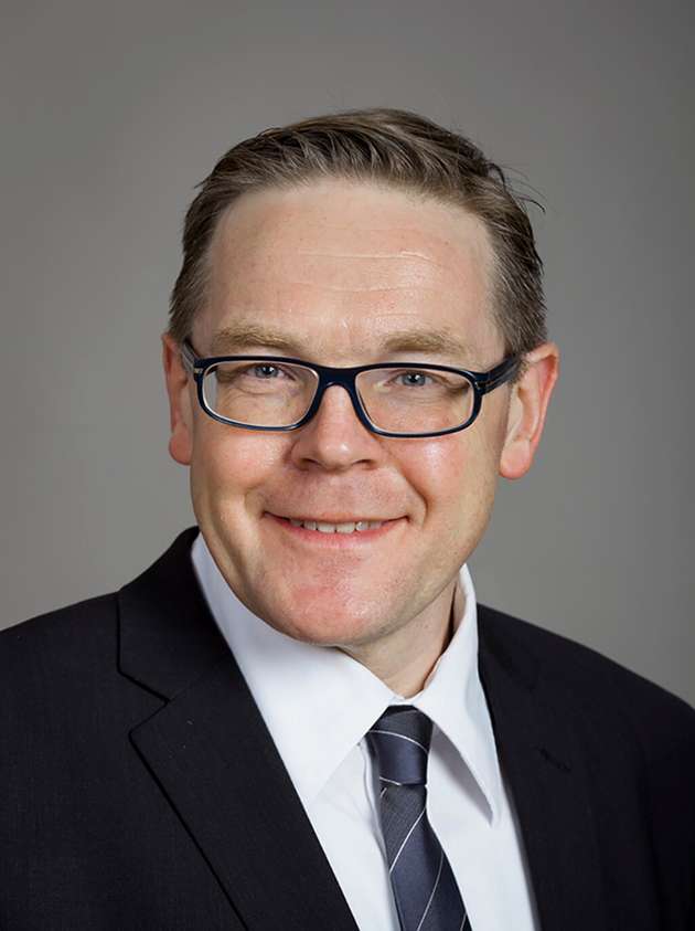 Frank Behrens, Senior Marketing Manager External Communications DACH, RS Components: Ein Distributor kann sich heute nicht mehr allein über die Produktauswahl definieren, sondern muss sich als lösungsgetriebenes Unternehmen aufstellen. RS ist daher auf dem Weg, zu einem globalen Omnichannel-Unternehmen für Produkt- und Servicelösungen zu werden. Im Zentrum steht eine Strategie für Value-Added Services. Kunden sollen die Chancen der Industrie 4.0 bestmöglich nutzen können. Im Rahmen einer Partnerschaft mit dem weltweit führenden Anbieter digitaler Fertigungslösungen Protolabs bieten wir so Unterstützungsleistungen im Rapid Prototyping und bei der Fertigung von Kleinserienteilen. In die gleiche Richtung geht unsere jüngste Partnerschaft mit dem Unternehmen Eurocircuits für die Herstellung und Bestückung von Leiterplatten für Prototypen und Kleinserien.