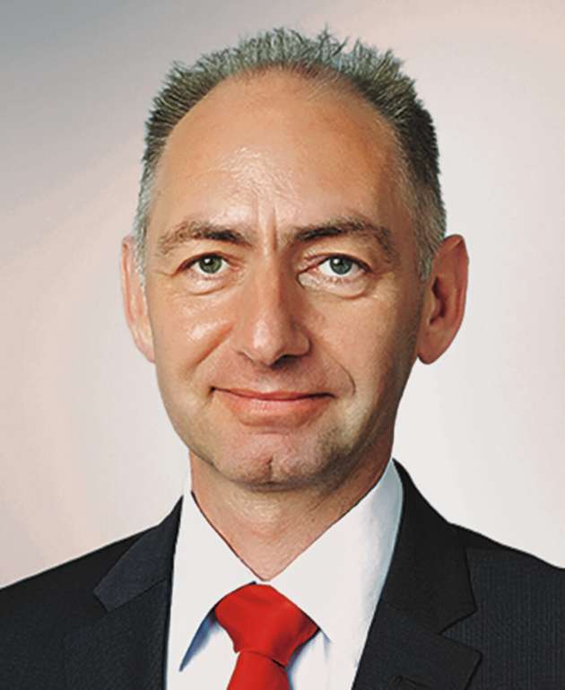 Thomas Grasshoff, Head of Strategic Marketing bei Semikron: Die Themen Leistungselektronik und Energieeffizienz sind eng miteinander verbunden. Energieeffizient bedeutet verlustleistungsarm, das heißt die Übertragungs- und Wandlerverluste sollen zwischen Erzeugung und der Nutzung möglichst gering sein. Leistungselektronische Bauteile verteilen, regeln und wandeln elektrische Energie. Neben einer zuverlässigen Aufbau- und Verbindungstechnik dieser Bauteile spielen die optimal genutzten Eigenschaften des Halbleiters sowie die Anwendungsbedingungen wie Schaltfrequenz und Kühlung eine entscheidende Rolle. Moderne siliziumbasierte IGBT’s haben kleine statische und dynamische Verluste durch geringe Materialdicken und kleine Zellabstände. SiC bietet mit der 3-fachen Bandlücke und der 10-fachen Durchbruchspannung Materialeigenschaften, die um bis zu einer Größenordnung geringere Verluste als bei IGBT’s ermöglichen.