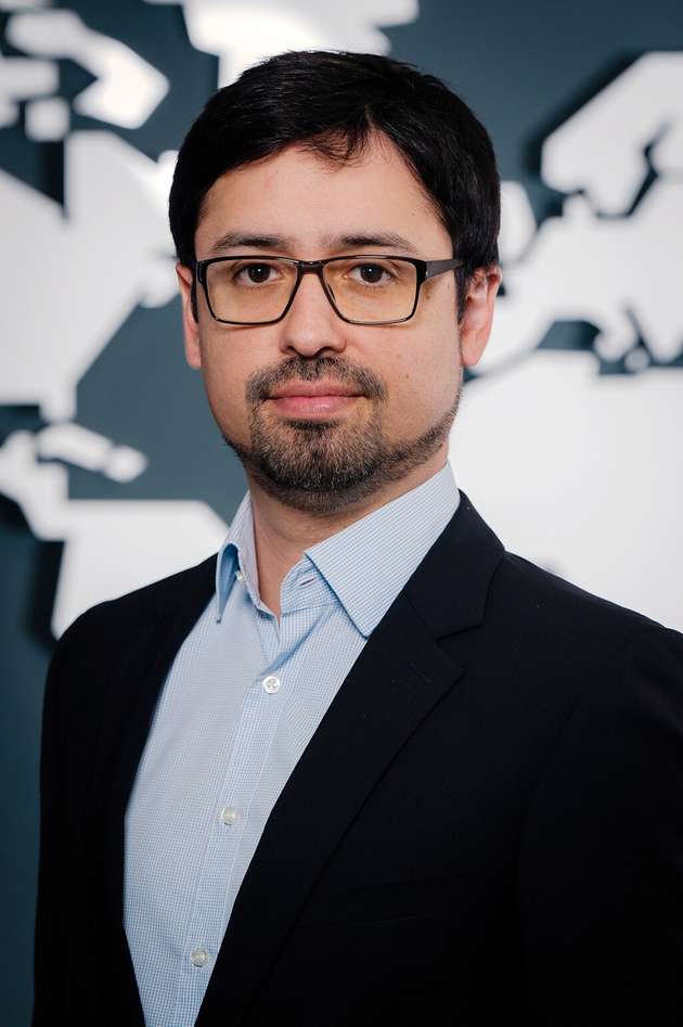 Felipe Filsecker, Applikationsingenieur und Gruppenleiter, Application and Technical Solution Center bei Rohm: Die Leistungselektronik entwickelt sich ständig weiter, um die Energieumwandlung effizienter und Schaltungen kompakter zu gestalten. Leider ist es nicht vermeidbar, dass Bauteile Verluste verursachen. Dennoch können neue Technologien diese Verluste reduzieren. Aktuelle Leistungshalbleiter bilden dabei eine Schlüsseltechnologie. Durch diese wird die oberste Effizienzgrenze bestimmt, die eine Schaltung überhaupt erreichen kann. Ein wichtiger Wandel findet momentan dort statt, wo übliche Silizium-Schalter wie MOSFETs und IGBTs durch GaN- und SiC-Schalter ersetzt werden. Damit eröffnen sich neue Türen, wovon wir früher nur geträumt haben. Ob das neue kompakte Ladegerät für USB-Geräte oder das neue Elektroauto – keines davon wäre heute in der Form möglich, ohne den Einsatz von GaN- oder SiC-Halbleitern.