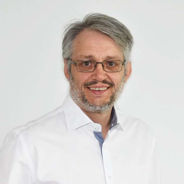 Steve Roberts, Innovation Manager bei Recom: Es gibt zwei Hauptfaktoren für hocheffiziente Leistungselektronik: die Gewährleistung geringer Verluste bei hohen Lasten und die Entwicklung eines sehr niedrigen Stromverbrauchs im Standby-Modus, wobei beides gleichermaßen wichtig ist. Die Transistortechnologie mit großer Bandbreite, regenerative Snubber und fortschrittliche Magnettechnik tragen zur Verringerung der Verluste bei hohen Lasten bei, was nicht nur den Wirkungsgrad erhöht, sondern auch weniger Wärme erzeugt, sodass kleinere und leichtere Leistungsstufen gebaut werden können; Letzteres wird durch Low-Leakage-Komponenten, Techniken zur Reduzierung des Energieverbrauchs im Deep Sleep Modus und den sogenannten „Zero Standby“-Stromverbrauch verringert.