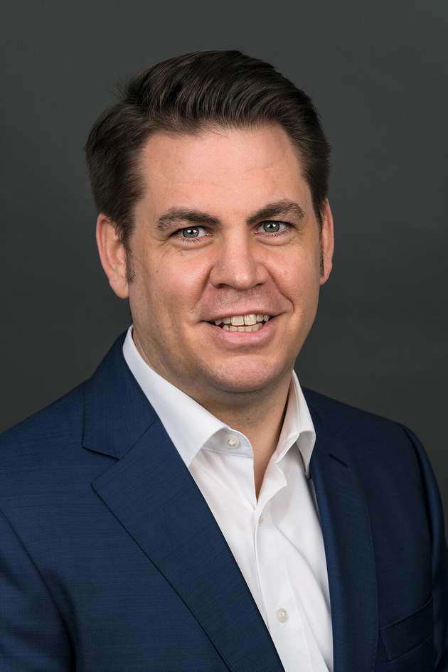 Thomas Windeck, Leitung Vertrieb bei CTX: Leistungselektronik ist dann besonders energieeffizient, wenn sie über gute thermische Eigenschaften verfügt. Hohe Schaltgeschwindigkeiten bei geringen ohmschen Verlusten sind wünschenswert. Die Forschung und Entwicklung beschäftigt sich daher mit neuen Halbleitertechnologien und -materialien, die zu hochkompakten elektronischen Bauteilen führen, die trotz höherer Leistung weniger Wärme erzeugen. Dehnt man den Begriff „Energieeffizienz“ auf eine möglichst ressourcenschonende Herstellung der elektronischen Bauteile aus, dann trägt auch die Baugröße der Leistungselektronik und der in ihnen verbauten kompakten Kühllösungen zu ihrer Energieeffizienz bei.