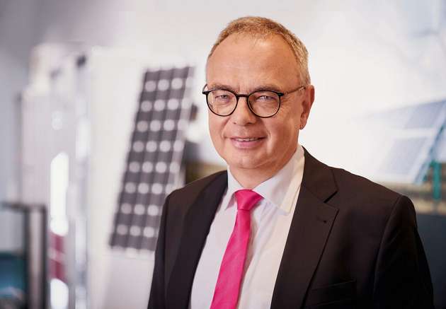 Uwe Scharf, Geschäftsführer Business Units und Marketing, Rittal: Digitalisierung und Nachhaltigkeit sind die Grundvoraussetzung für zukünftige Wertschöpfung. Die Botschaft ist bekannt, aber reicht die Geschwindigkeit? Die Pandemie hat uns in der IT-Nutzung gelehrt, wie viel schneller in Grenzsituationen alte Strukturen abgelöst werden können. Und die Industrie? Innovation ist möglich – erst recht in besonderen Zeiten. Erleben Sie auf der Hannover Messe 2022 die Chancen für die Industrie: Nutzung durchgängiger Daten vom Engineering bis zum Betrieb und der Optimierung der Fertigung – ohne Papier. Fortschritte beim Klimaschutz durch noch effizientere Geräte und vollständige Transparenz beim Product Carbon Footprint. Entdecken Sie den Nutzen von Cloud-Plattformen im industriellen Umfeld am Beispiel Rittal, Eplan und der  German Edge Cloud. Innovation ist nötig – gerade jetzt. Lassen Sie uns gemeinsam Geschwindigkeit aufnehmen!