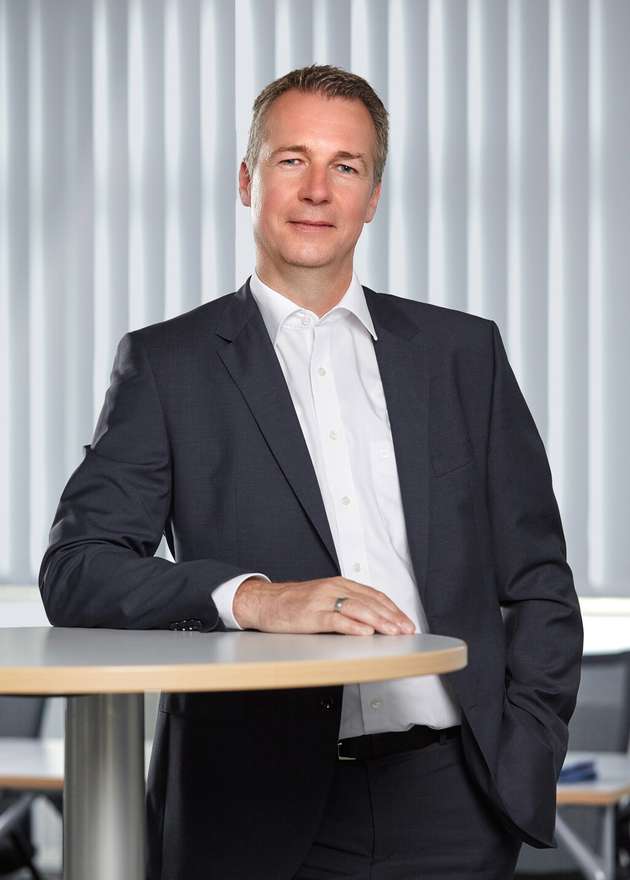 Guido Hettwer, Geschäftsleitung Business Unit Industrial Hydraulics, Bosch Rexroth: Sollen hydraulische Anlagen nachhaltiger und zugleich wirtschaftlicher werden, birgt die Industriehydraulik entscheidende Potenziale um diese Ziele zu erreichen. Sie nutzt dafür drei Hebel: höhere Energieeffizienz, reduzierter Fluidverbrauch und optimierter Ressourceneinsatz. Energieeffizienz und Wirtschaftlichkeit lassen sich signifikant steigern, indem man Systeme durch Simulation und Softwaretools in der Engineeringphase optimiert. Der zweite Hebel zielt auf die Einsparung von Fluid. Mithilfe von Simulationstechniken berechnet Bosch Rexroth strömungs- und entgasungsoptimierte Aggregate für Neu- und Bestandsanlagen. Der dritte Hebel beinhaltet einen möglichst geringen Materialeinsatz. Mithilfe additiver Fertigungsverfahren erzeugt Bosch Rexroth innovative Geometrien für strömungsoptimierte Steuerblöcke und Ventile, die nicht nur ein Downsizing ermöglichen, sondern auch höhere Wirkungsgrade erzielen.