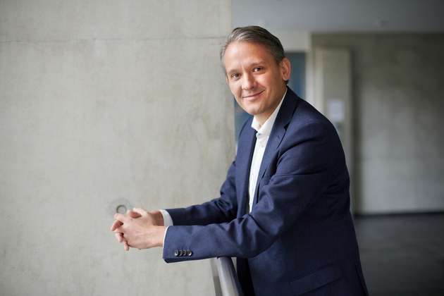 Dominic Kurtaz, Managing Director Eurocentral, Dassault Systèmes: Dassault Systèmes zeigt auf der Hannover Messe, wie Unternehmen Entwicklungs- und Fertigungsprozesse mit Hilfe von virtuellen Welten beschleunigen und nachhaltiger machen können. An Stand C34 in Halle 4 präsentieren wir gemeinsam mit spannenden Partnern disziplin- und netzwerkübergreifende Zusammenarbeit auf der 3D-Experience-Plattform am Beispiel einer innovativen Mobilitätslösung mit Brennstoffzellentechnologie. Wie virtuelle Welten Entscheidungsprozesse verbessern und Innovation beschleunigen, ist auch Thema unseres zeitgleich auf dem Messegelände stattfindenden Events Manufacturing in the Age of Experience. In der interaktiven „Cave“ können Entscheider eine virtuelle Fabrik mit ihren potentiellen Herausforderungen sowie realen Lösungsansätzen besuchen und die Vorteile des virtuellen Zwillings erleben.