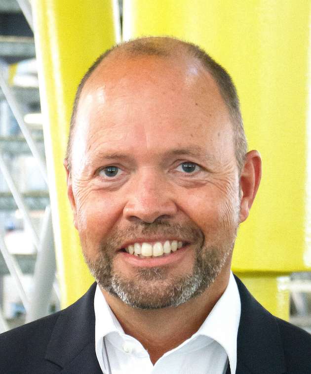 Michael Blass, Geschäftsführer E-Kettensysteme, Igus: Mit Motion Plastics die Welt der Bewegung verbessern, das ist ein zentrales Thema des Messeauftritts von igus. So sind beispielsweise Nachhaltigkeit und Kunststoff für uns nicht unbedingt ein Gegensatz. Unsere Tribo-Polymere benötigen keine Schmierung, sie sind nicht so energieintensiv in der Herstellung und deutlich leichter, was weniger Energieeinsatz im Betrieb notwendig macht. Wir arbeiten zudem daran, dass die Kunststoffe nach ihrer langen Lebenszeit einer effizienten Kreislaufwirtschaft zugeführt werden. Gebrauchte Energieketten nehmen wir zurück und recyceln diese zu neuem Kunststoff-Granulat. Auf der Hannover Messe zeigen wir unter anderem unsere erste Energiekettenserie, die zu 100 Prozent aus recycelten Materialien dieses „Chainge-Programms“ hergestellt ist.