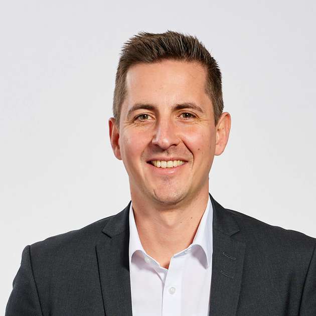 Pierre Bürkle, Vice President Industrial Automation DACH, Schneider Electric: Mit unseren Hard- und Softwarelösungen können wir zeigen, dass sich mit den Mitteln einer IIoT-basierten Digitalisierung nachhaltig erfolgreicher wirtschaften lässt. Etwa in der Lebensmittelindustrie: Wer mithilfe digitaler Lösungen Betrieb und Lieferketten CO2-ärmer aufstellt, Ausfallsicherheit erhöht und Lebensmittelverluste vermeidet, der optimiert nicht nur den eigenen ökologischen Fußabdruck. Auch in puncto Produktivität und Betriebskosten ergeben sich enorme Vorteile. Und damit Industrie-4.0-Technologien zu diesem Zweck noch effektiver genutzt werden können, setzen wir auf ein herstellerunabhängiges und softwarezentriertes Automatisierungskonzept. In Hannover werden wir dessen Vorteile für Engineering und Geschäftsmodelle auch anhand von Kundenbeispielen veranschaulichen.