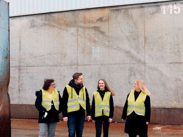 Arbeiten im Team an den neuen Farbstoffsolarzellen (v.l.): Prof. Dr. Hildegard Manz-Schumacher, Fabian Schoden, Katharina Schnatmann, Prof. Dr. Eva Schwenzfeier-Hellkamp, allesamt vom Institut für Technische Energie-Systeme (ITES) der FH Bielefeld