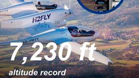 Das Passagierflugzeug HY4 stellt bei seinem Flug von Stuttgart nach Friedrichshafen den neuen Höhenrekord von 2.200 m auf.