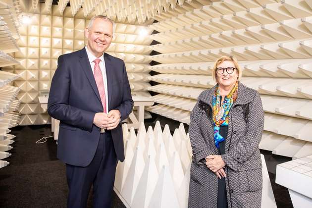 Björn Thümler und Prof. Dr. Rosemarie Karger in der EMV-Absorberkammer im neuen Forschungsgebäude