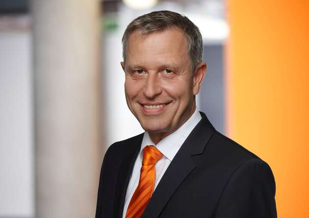 Wilfried Eberhardt, Chief Marketing Officer, Kuka: Die Automatica ist in diesem Jahr Impulsgeber für die industrielle Produktion nach der Krise. Automatisierung, Robotik und Digitalisierung sind Wachstumstreiber unserer Zeit – und Kuka der ideale Partner für deren Umsetzung. Auf dem Münchner Messeparkett zünden wir ein Produktfeuerwerk, das für jede Branche die passende Technologie bereithält. Wir zeigen die „Automatisierung für alle“ – vom Mittelständler bis hin zum Lebensmittelkonzern, vom Reinraum bis zur Microchip-Fertigung.
