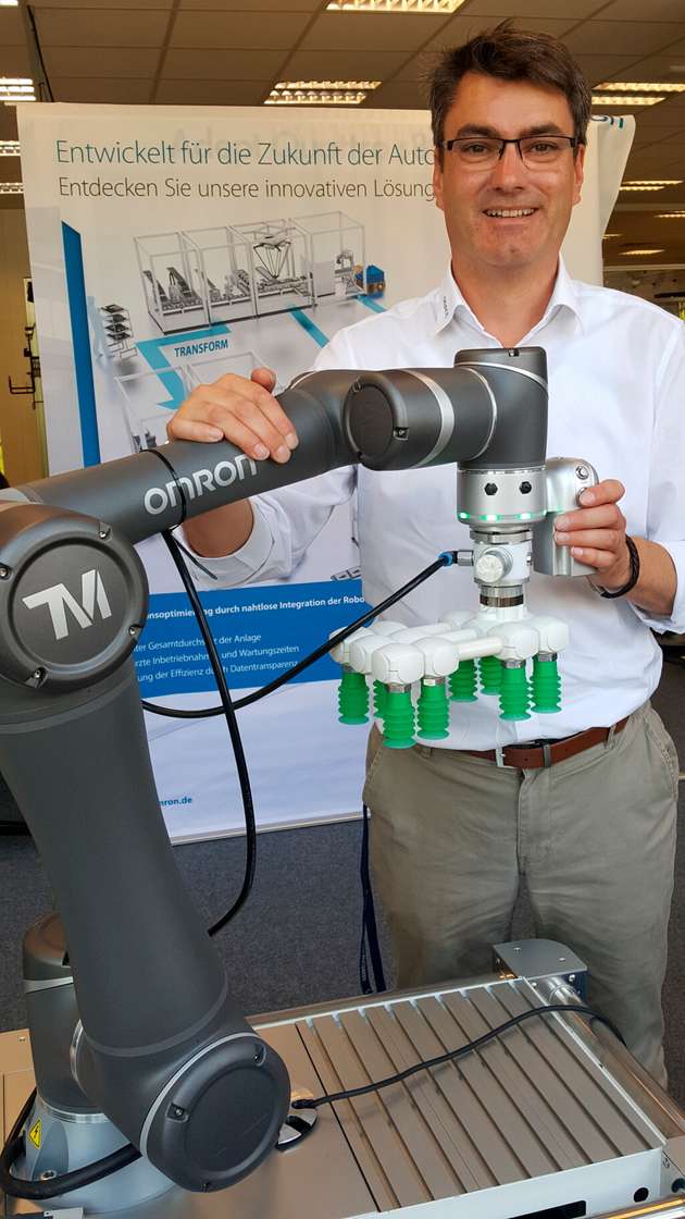 Peter Lange, Business Development Manager, European Fixed Robotic Team, Omron Electronics: Omron adressiert mit seinen Lösungen die Probleme, mit denen viele herstellende Betriebe derzeit zu kämpfen haben: Fachkräfte sind immer schwerer zu finden, während gleichzeitig die Anforderungen an Flexibilität und Produktqualität steigen. Auf der Automatica zeigen wir deshalb einen Verbund verschiedenster Produktionszellen, die das Omron-i-Automation-Konzept umsetzen. Die Demos umfassen unter anderem das 3D-Bin-Picking mittels Cobot und FH-3D-Visionsystem, die Qualitätssicherung durch AI auf Maschinenlevel sowie den Mobile Manipulator oder MoMa, einen kombinierten Cobot und Mobilroboter. Mittels i-Automation können wir also insbesondere monotone Tätigkeiten stärker automatisieren, die Qualitätssicherung verbessern und unsere Roboter sehr einfach in bestehende Produktionsprozesse integrieren.
