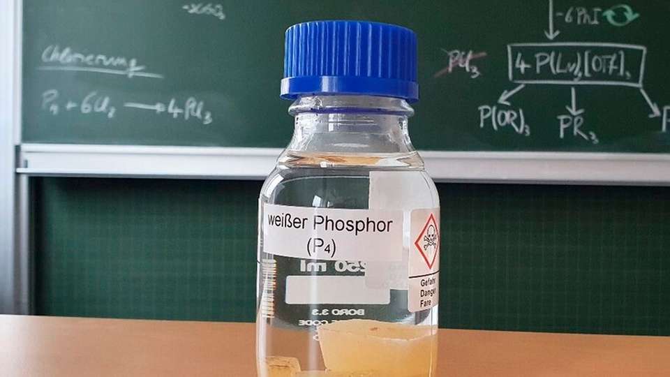 Chemiker aus Dresden haben weißen Phosphor gezielt in eine alternative und weniger problematische P-Zwischenstufe überführt.