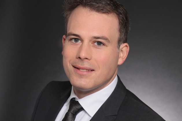 Kai Kohler, Global Key Account Manager, Product Management, Zimmer Group: Die Robotik ist der maßgebliche Faktor, Wertschöpfung vermehrt auch wieder in Hochlohnländer zurückzuholen. Heimische Unternehmen sind durch die Automatisierung wieder wettbewerbsfähig, reduzieren unnötige lange Transportwege und schaffen dadurch eine höhere Teileverfügbarkeit. Dazu müssen die Produktionslinien flexibel, kostengünstig und fehlerfrei produzieren. Die Zimmer Group hat sich während ihrer 40-jährigen Entstehungsgeschichte vom Einzelkomponenten-Hersteller zum Vollsortimenter und Anbieter von komplexen Systemlösungen im Bereich Robotik entwickelt. Das Portfolio deckt dabei (mit Ausnahme des Roboters selbst) das gesamte EOAT-Spektrum für die Industrie- aber auch Leichtbaurobotik ab – vom eigentlichen Greifer, zum Werkzeugwechsler, Crash-Schutz, Match-Eco-System und vielen weiteren Komponenten. 