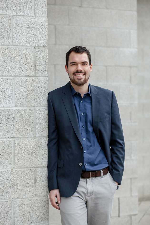 Tobias Kieferl, Product Manager – Robotics Division, Yaskawa Europe: Unter dem Motto „Robot technology for smart automation“ legen wir bei Yaskawa den Schwerpunkt dieses Jahr auf Lösungen, die auch kleineren Unternehmen den Einstieg in die Automatisierung leicht machen: Zum Beispiel mit komfortablen Programmierumgebungen wie dem Smart Pendant, Technologien wie Handführen oder durch Adaption einfacher Programmiertools zeigen wir, wie einfach Einrichtung und Bedienung von Robotern heute sein können. Die neue Plug-&-Play-Cobot-Serie HC DTP und das „Ecosystem“-Partnerproduktprogramm ermöglichen den schnellen Aufbau von Cobot-Installationen, besonders im Bereich Palettieren und Schweißen. Darüber hinaus sind selbstverständlich auch die klassischen Industrieroboter aus dem umfassenden Motoman-Portfolio Thema am Yaskawa-Stand.