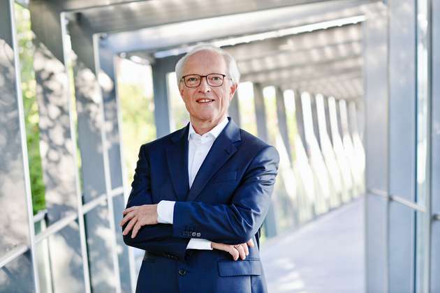 Dr. Kurt Schmalz, Geschäftsführender Gesellschafter, Schmalz: Wenn Roboter übernehmen, sind die Herausforderungen vielfältig. Wir greifen diese Herausforderungen auf und zeigen auf der Automatica 2022, wie wir den Weg in die Automatisierung mit smarten, individuellen sowie sparsamen Lösungen begleiten: Wir bringen unserem Bin-Picking-Greifer das Sehen bei, ermöglichen Anwendern die individuelle Greifer-Konfiguration und bieten neue Lösungen zur Vakuum-Erzeugung an. Unser Impuls ist, den Blick aufs Gesamtsystem zu richten. Denn so können wir Energie sparen und die Effizienz steigern. Ein Beispiel: Kleinere Roboter brauchen weniger Leistung. Um sie dennoch effizient einsetzen zu können, haben wir einen Leichtbau-Lagengreifer entwickelt. Er lässt dem Roboter genügend Traglast für seinen Einsatz beim Palettieren oder der automatisierten Lagerhaltung.