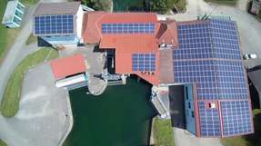 Photovoltaikanlagen liefern eine gute Ergänzung zur Stromproduktion aus Wasserkraft.