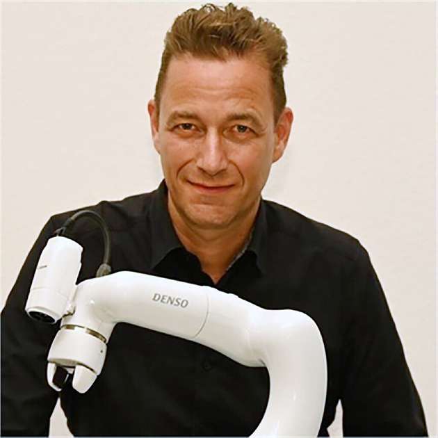 Carsten Busch, Product Manager Cobot, Denso Robotics Europe: Die Automatica als Leitmesse der Robotertechnik bildet das ideale Forum, um unsere Innovationen/Neuheiten live zu präsentieren und in persönlichen Gesprächen zu diskutieren. Neben verschiedenen Anwendungsbeispielen unserer Industrieroboter (Scara und 6-Achs-Roboter) präsentieren wir als Messehighlight erstmalig unsere neue Cobotta-Pro-Familie, die aufgrund ihrer Performance hinsichtlich Geschwindigkeit, Genauigkeit, Sicherheit und einfacher Applikationserstellung ein neues Level der Effizienz und Produktivität für die sichere Mensch-Roboter-Kollaboration darstellt. Die Einsatzfelder beschränken sich dabei nicht nur auf smarte Robotik-Lösungen in der klassischen Produktionstechnik, sondern auch auf neue Roboterbereiche wie Intralogistik, Elektronik, Medizin/Pharma und den Life-Science-Sektor.