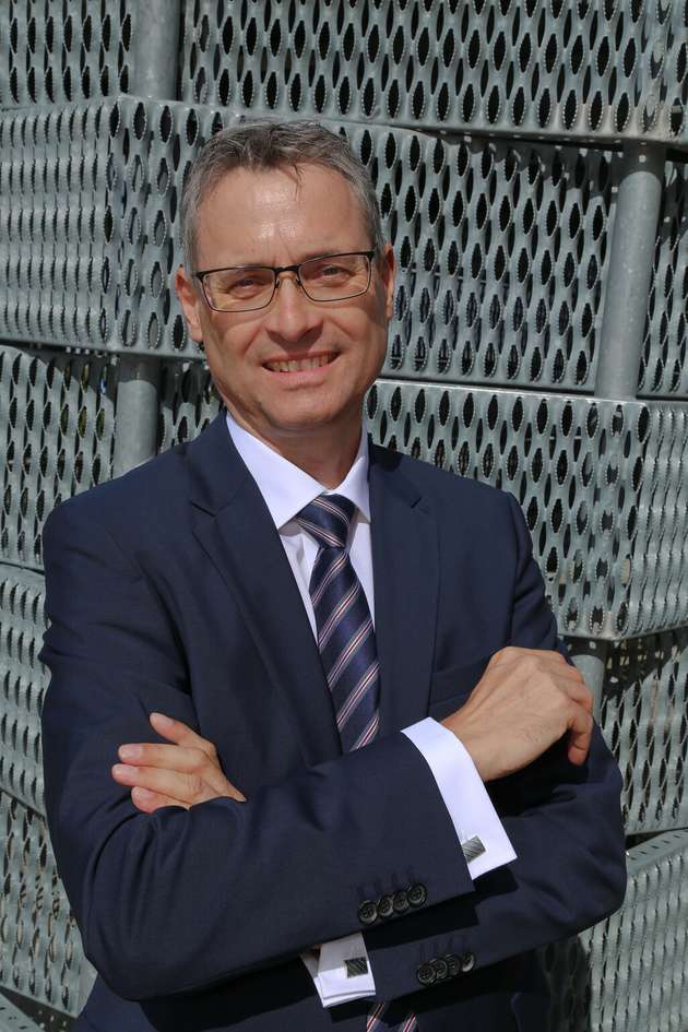 Stefan Ziemba, Manager Vertrieb und Marketing DACH, IAI Industrieroboter: Linearantriebe ermöglichen individuelle und flexible Anpassungen an vorhandene Arbeitsräume. Auf der Automatica zeigt IAI ein innovatives 7-Achs-System, welches für beliebige Handlings- und Montageaufgaben in vielen Branchen und Industriezweigen angepasst werden kann. So stehen dem Anwender viele hundert verschiedene Auslegungsvarianten und Kombinationen der zahlreichen Linearantriebe, Drehachsen und Greifmodule zur Verfügung. Und da sich IAI bereits seit Jahrzehnten ausschließlich auf elektrische Aktuatoren konzentriert, können mit diesen Lösungen auch gleich noch die Energiekosten spürbar gesenkt werden. Gerne erläutert Ihnen das IAI-Team die weiteren technischen Features und Vorteile dieser Lösungen am Messestand auf der Automatica.